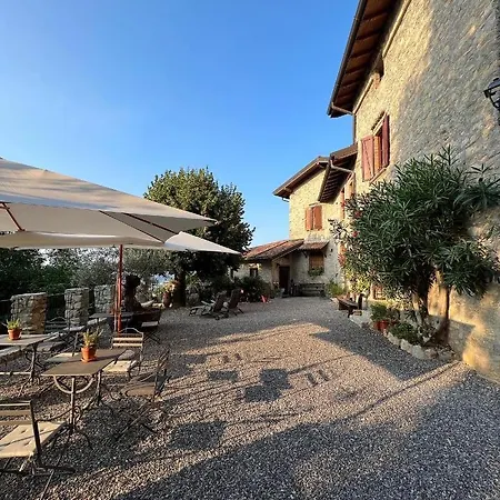 Il Castellaccio - Nocleg ze śniadaniem 3*